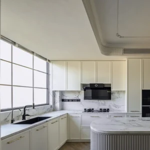 Modern Solid Wood Kitchen Cabinet Set Painted Door Panel Surface Treatment for Island Furniture Apartments Villas Includes Hinge