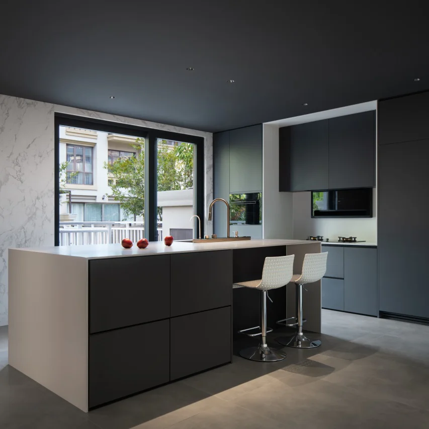 Modern Black Kitchen Island Design Waterproof Kitchen Cabinet Lacquer Acrylic Door Apartment Villa Furniture 3D Interior - 图片 2