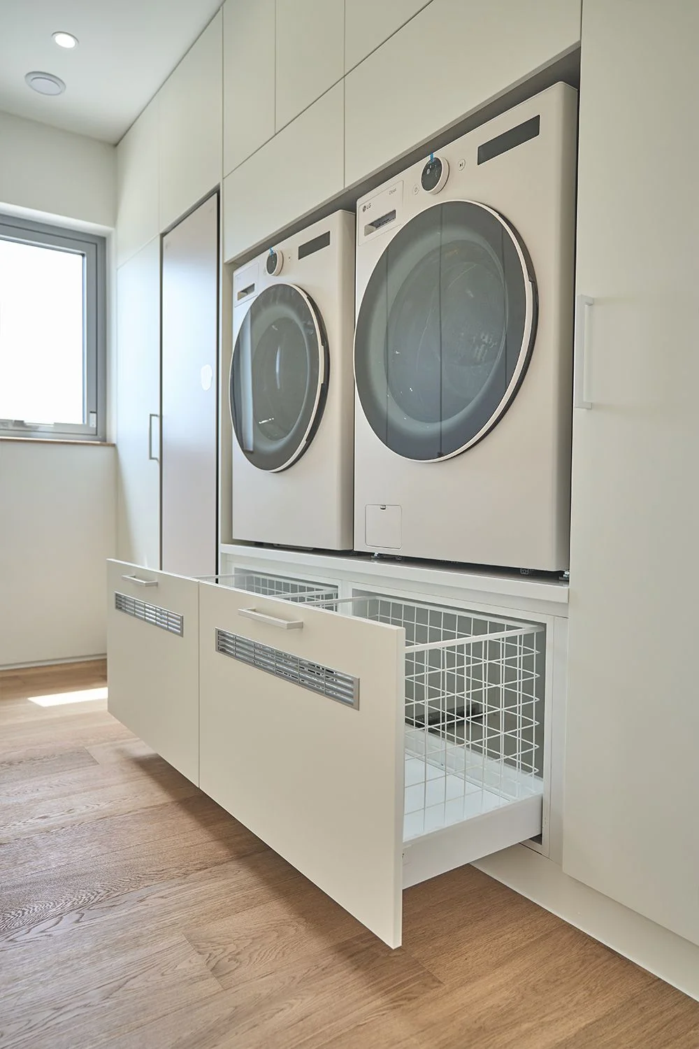 Villa Laundry Room Built-in Washing Machine Apartment Laundry Cabinet with Drawer Custom Storage Cabinet Laundry Room with Sink - 图片 11