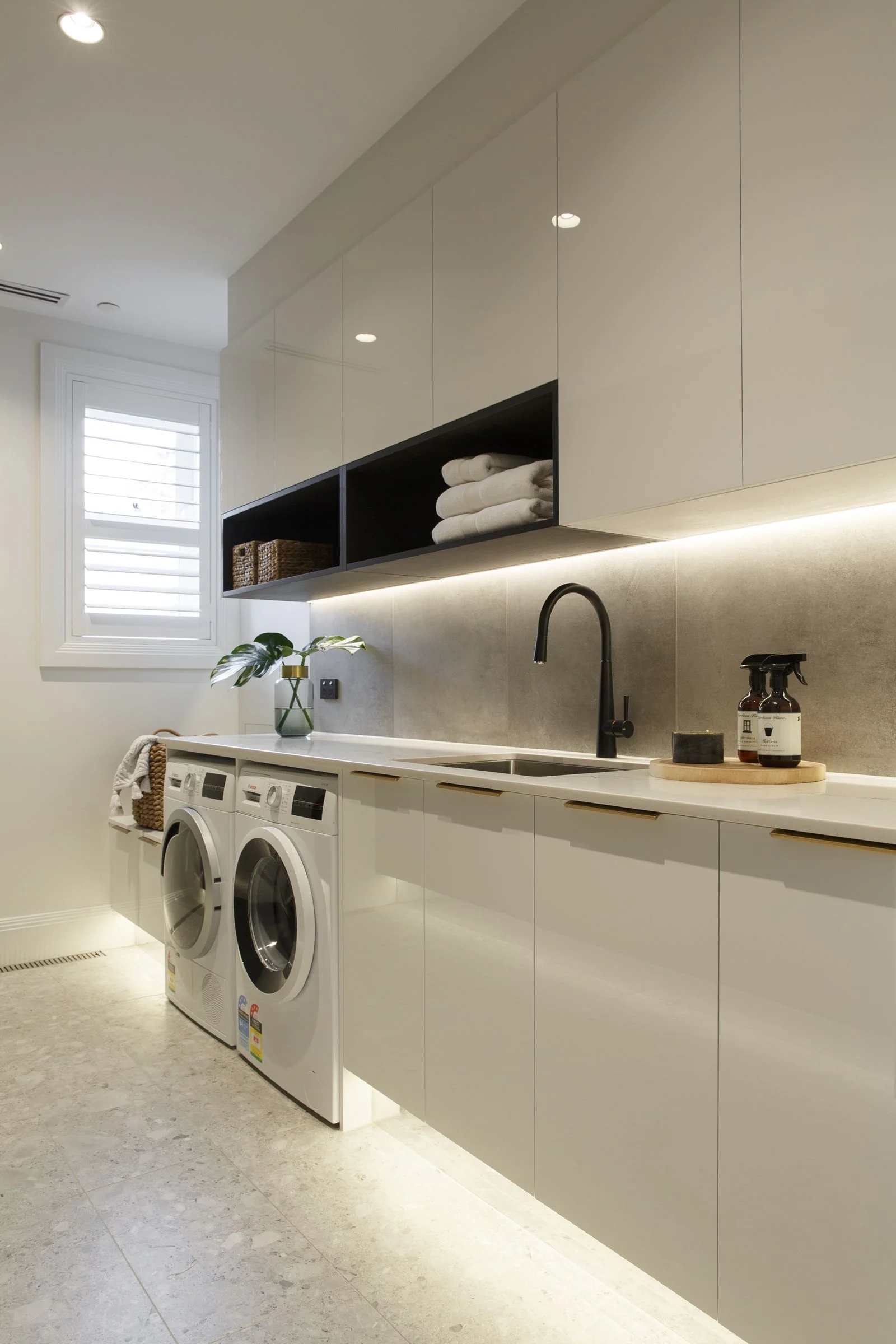 Villa Laundry Room Built-in Washing Machine Apartment Laundry Cabinet with Drawer Custom Storage Cabinet Laundry Room with Sink - 图片 7